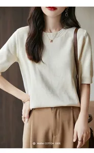 T-shirt in maglia di cotone caldo al 100% con girocollo indossata da una modella