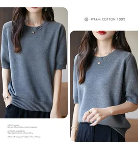 T-shirt in maglia di cotone grigia a maniche corte con girocollo da donna