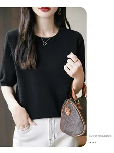 Dettaglio di una maglia a maniche corte in cotone nero con girocollo e accessori