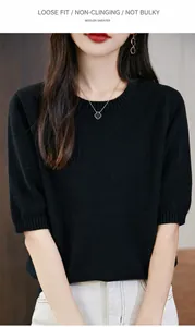 Primo piano di una maglia a maniche corte nera in 100% cotone a girocollo.
