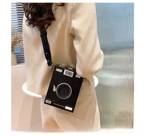 Vue latérale d'un sac bandoulière vintage en forme d'appareil photo