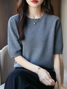 Elegante t-shirt in maglia 100% cotone a girocollo in grigio, vestibilità comoda