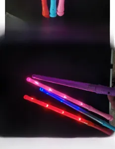Nahaufnahme von bunten LED-Knicklichtern, die in einer dunklen Umgebung leuchten