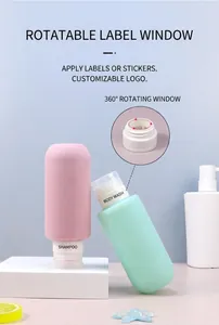 Detail einer Silikon-Reiseflasche mit einem um 360 Grad drehbaren Etikettenfenster für Shampoo.