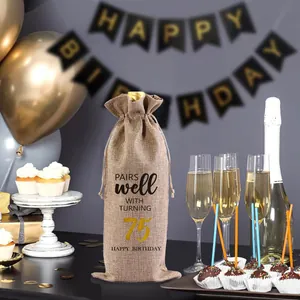 Detailansicht eines rustikalen Weinbeutels aus Jute mit Aufdruck zum 75. Geburtstag.