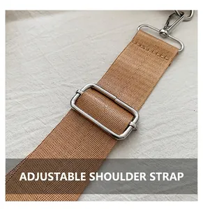Vue détaillée d'une large bandoulière réglable en nylon camel avec boucle argent