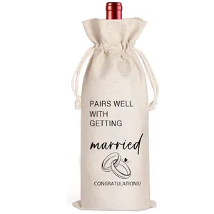 Nahaufnahme eines Jute-Weinbeutels mit elegantem Hochzeitsdruck und Kordelzugverschluss