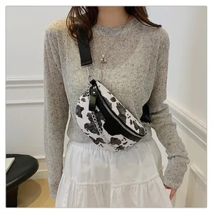 Vue détaillée d'un sac de poitrine rétro imprimé vache pour femme avec large bandoulière
