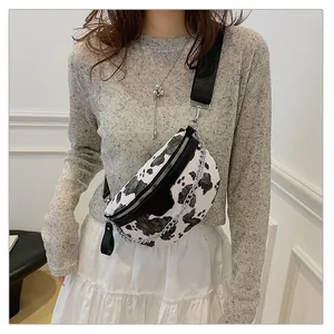 Vue détaillée du sac de poitrine rétro imprimé vache avec une chaîne argentée sur modèle