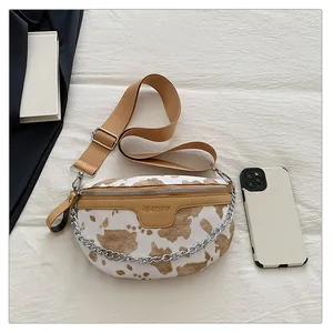 Sac de poitrine vintage à imprimé vache avec large bandoulière et chaîne argentée chic