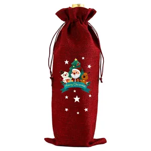 Detail einer roten Jute-Wein-Geschenktüte mit festlicher Weihnachtsmann-Illustration