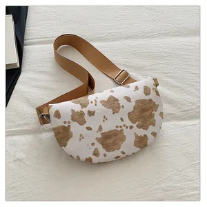 Détail de la sacoche de poitrine en peluche à motif vache avec large bandoulière marron