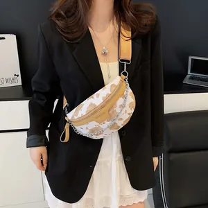 Sac de poitrine élégant imprimé vache pour femme avec bandoulière large et chaîne