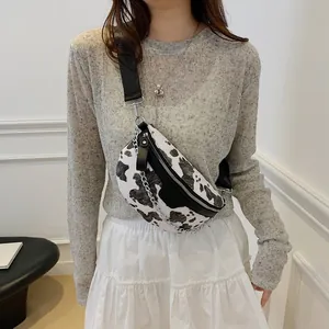 Sac de poitrine rétro imprimé vache avec large bandoulière et chaîne pour femme.