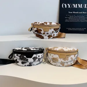 Sacs de poitrine rétro à motif vache avec large bandoulière et chaîne pour femmes