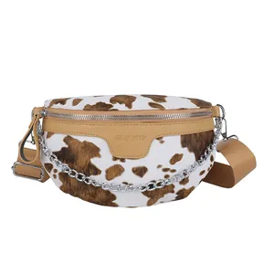 Sac de poitrine rétro pour femme avec motif vache, large bandoulière et chaîne en argent