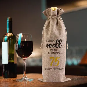 Jute-Kordelzug-Weinbeutel mit Aufdruck zum 75. Geburtstag auf rustikalem Tisch