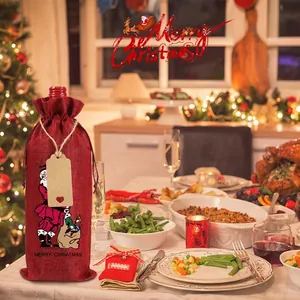 Rote Wein-Geschenktasche aus Sackleinen mit Weihnachtsmann auf festlichem Tisch