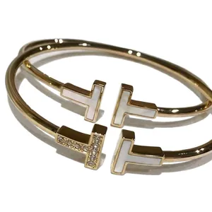 Brazalete clásico doble T en tono dorado con elegante incrustación de nácar para mujer