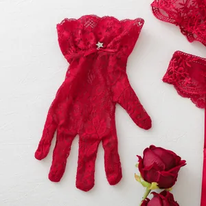 Exquisite Detailansicht roter floraler Spitzenhandschuhe mit Schleifen- und Sternanhänger