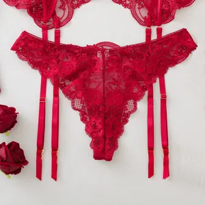 Nahaufnahme roter floraler Spitzenunterwäsche mit verstellbaren Strapshaltern und Golddetails
