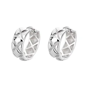 Boucles d'oreilles créoles en argent 925 avec motif de losanges matelassés style épuré