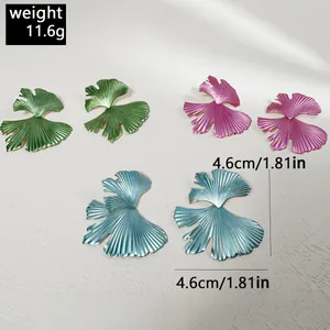 Vue détaillée de grandes boucles d'oreilles feuille de ginkgo, vert, violet et bleu.