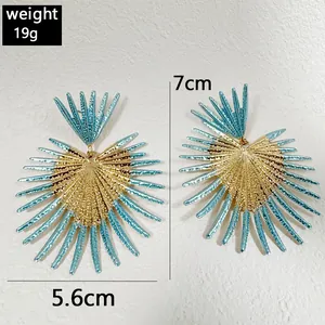 Détails de grandes boucles d'oreilles éventail dorées et bleues avec dimensions.