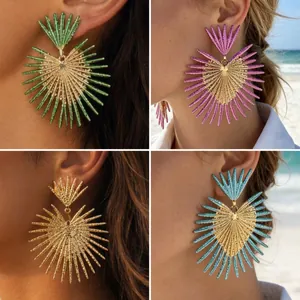 Boucles d'oreilles rétro exagérées en forme d'éventail doré en quatre couleurs vives.