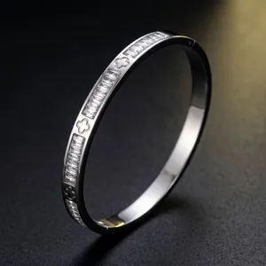 Bracciale rigido in acciaio argento con zirconi baguette e dettagli a quadrifoglio