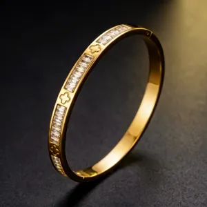 Elegante bracciale rigido in acciaio placcato oro 18k con cristalli baguette e fiori