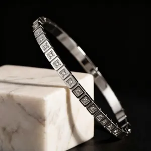 Pulsera minimalista de acero inoxidable plateado con eslabones cuadrados y piedras redondas