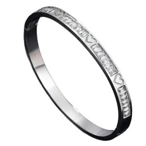 Elegante bracciale rigido in acciaio inox con cuori e cristalli baguette