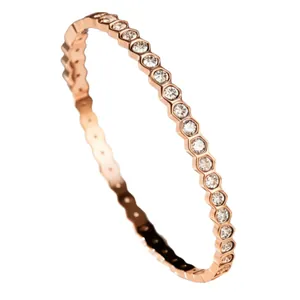 Bracelet jonc hexagonal élégant en or rose avec un pavage complet de diamants scintillants.