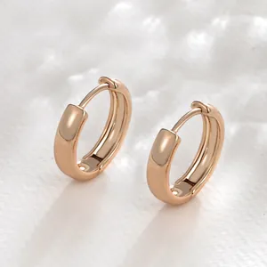 Elegante 18k Roségold vergoldete polierte Creolen für Damen, minimalistischer Modeschmuck.