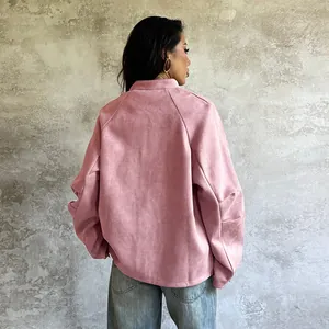 Rosafarbene Damen-Wildlederjacke mit langen Ärmeln, locker geschnitten, Rückansicht.