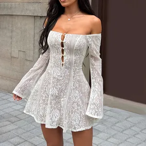 Robe Courte En Dentelle Blanche Pour Femmes Épaules Dénudées Manches Longues Évasées Boutons Devant Coupe Ajustée Rétro