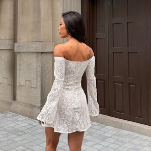 Robe élégante en dentelle blanche à épaules dénudées avec manches longues évasées