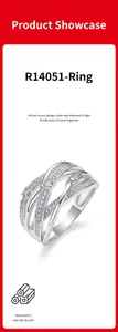 Vue détaillée d'une bague en argent S925 à couches croisées ornée de moissanites