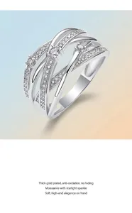 Détail d'une bague en argent avec moissanite et anneaux entrelacés étincelants.