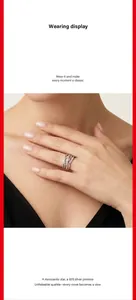 Gros plan élégant d'une large bague en argent 925 entrelacée avec des pierres Moissanite