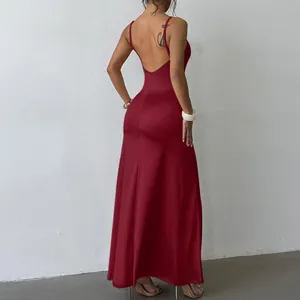 Robe longue élégante en satin bordeaux avec dos nu et coupe ajustée pour soirée chic