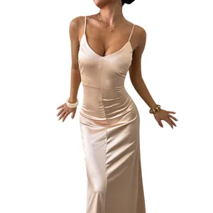 Robe longue élégante en satin champagne avec col en V sexy et silhouette ajustée chic.