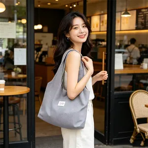 Asian model wearing gray large-capacity tote bag in a casual cafe setting