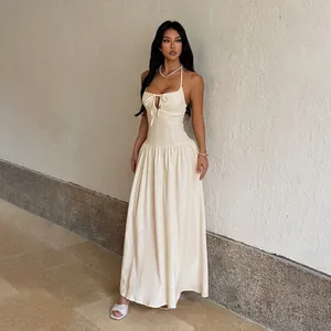 Élégante robe longue crème de style français avec encolure licou et découpe poitrine.
