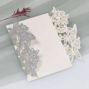 Nahaufnahme einer eleganten silbernen Glitzer-Schmetterlings-Einladungskarte mit Papier.