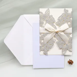 Elegantes silbernes lasergeschnittenes Schmetterlings-Einladungsset mit weißer Schleife.