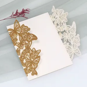 Detailansicht einer eleganten goldglitzernden lasergeschnittenen Schmetterlingskarte