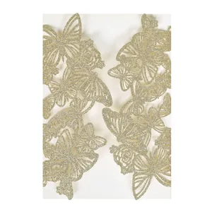 Detailaufnahme lasergeschnittener Glitzer-Schmetterlingseinladungen in Champagnerfarbe