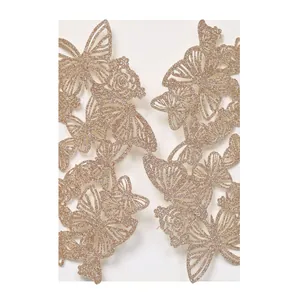Detail der lasergeschnittenen Schmetterlingseinladungen aus elegantem Glitzerpapier.